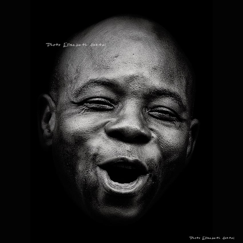 Magnifique portrait minimaliste d'un chanteur africain, photo d'art noir et blanc en édition limitée en vente en ligne