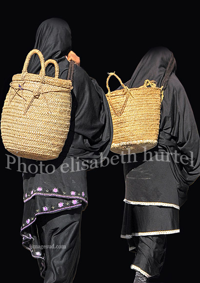  Dos mujeres, en casi blanco y negro