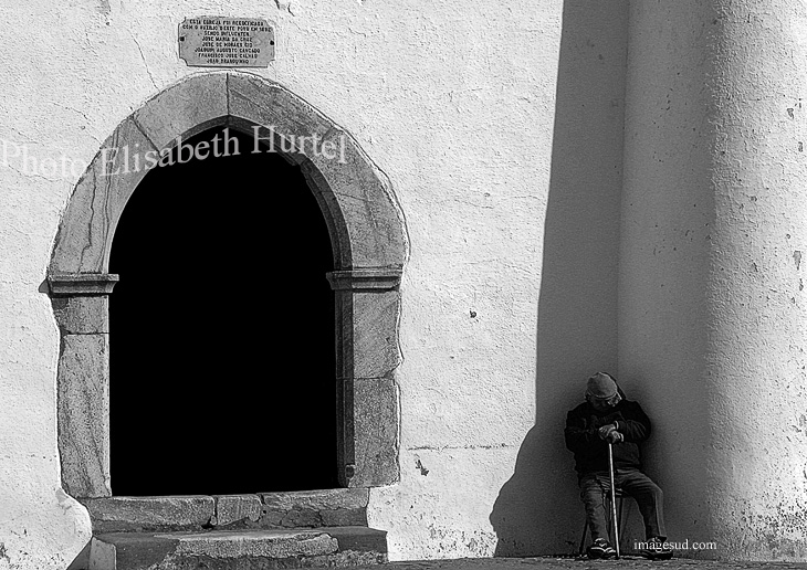 A la hora de la siesta, Portugal, escena de calle en blanco y negro