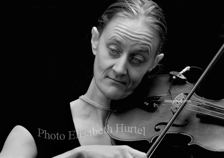La violinista, retrato en blanco y negro