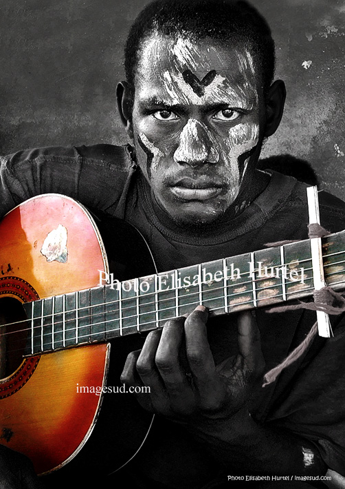 El guitarrista, joven de Oceania