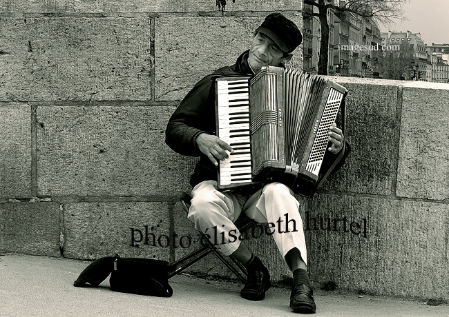 Paris en blanco y negro, acordeonista de calle