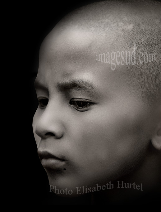 Retrato de un joven monje tibetano, foto blanco y negro