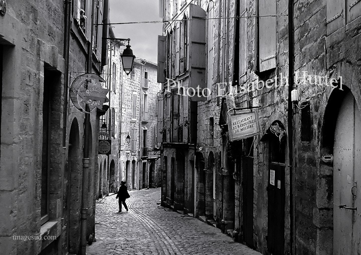 Calle de una aldea, al sur de Francia, foto en blanco y negro