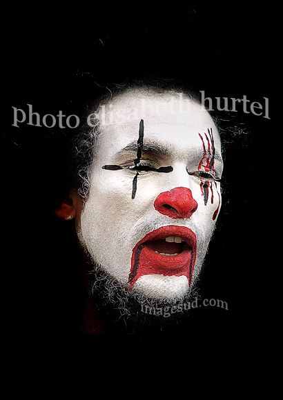 Clown triste, retrato en blanco y negro y rojo