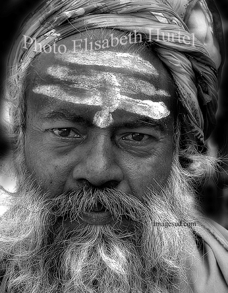 Retrato en blanco y negro de un sadhu de India