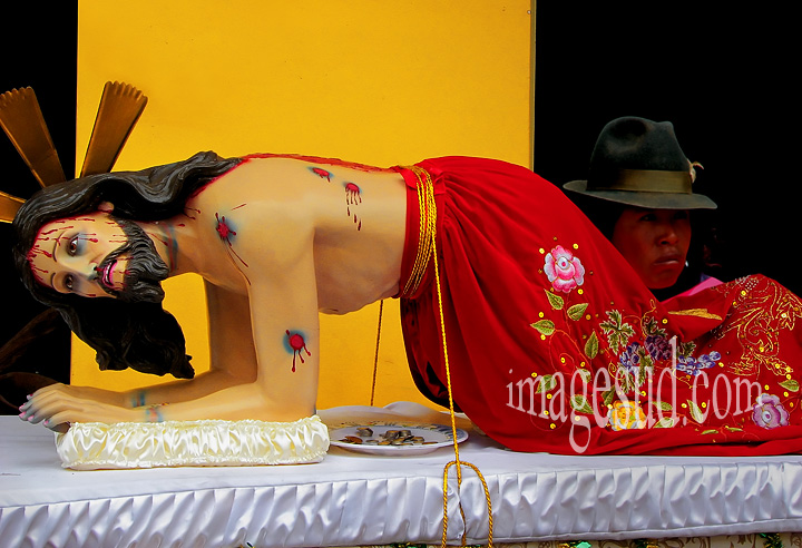 Peuples indigènes des Andes et religion, fête religieuse, scène de rue en Equateur, Amerique du sud