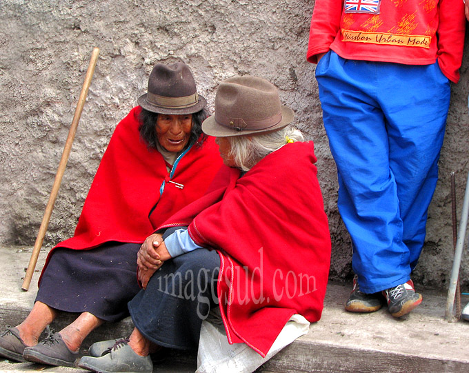 Petit bavardage en attendant le bus, scène de rue chez les indiens des Andes, Equateur, Amérique du sud