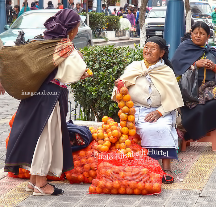 Scène de rue à Otavalo en Equateur. Street scene in Otavalo, Ecuador.